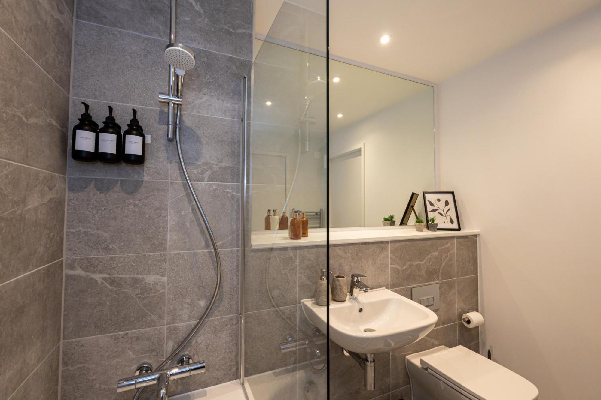 Pet Friendly 2Br Near Station By Asquare Letting Apartment Manchester Exterior photo